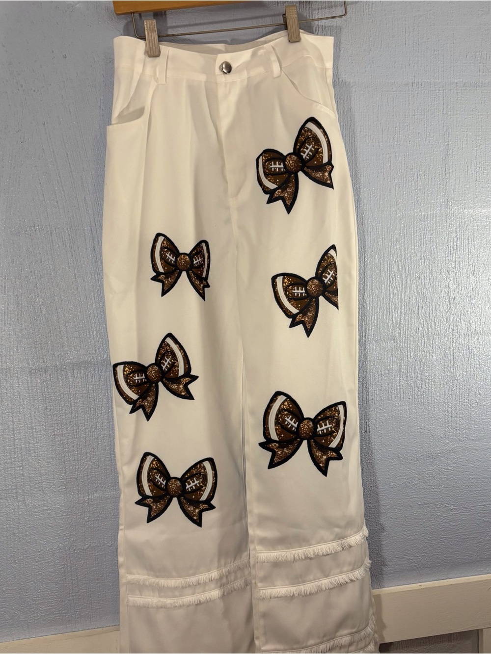 High-Rise White Women’s Jeans with Decorative Brown Bow Appliqués SZ 26 Waist